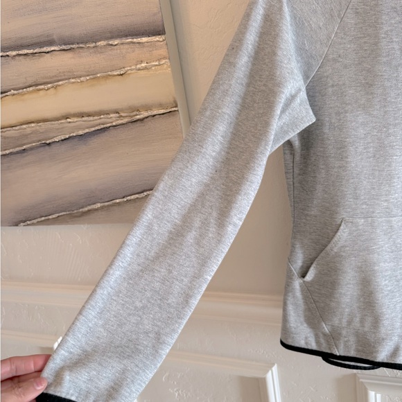 ASICS Athletic full zip up long sleeve top with pockets.
EUC Size Medium - Picture 11 of 14